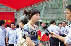 爱心车队总政委苏雯婷接受广州市电视台记者采访
